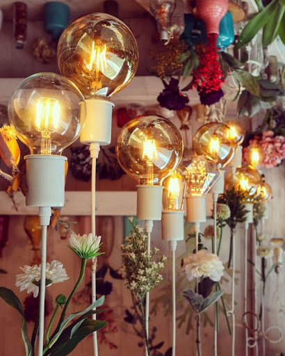 cutesy white flowers with fabulous lighting